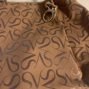 Simply Vera Vera Wang Purse / Handbag Tan W/ Logo.  / Gold Key Fob Excellent Sha
